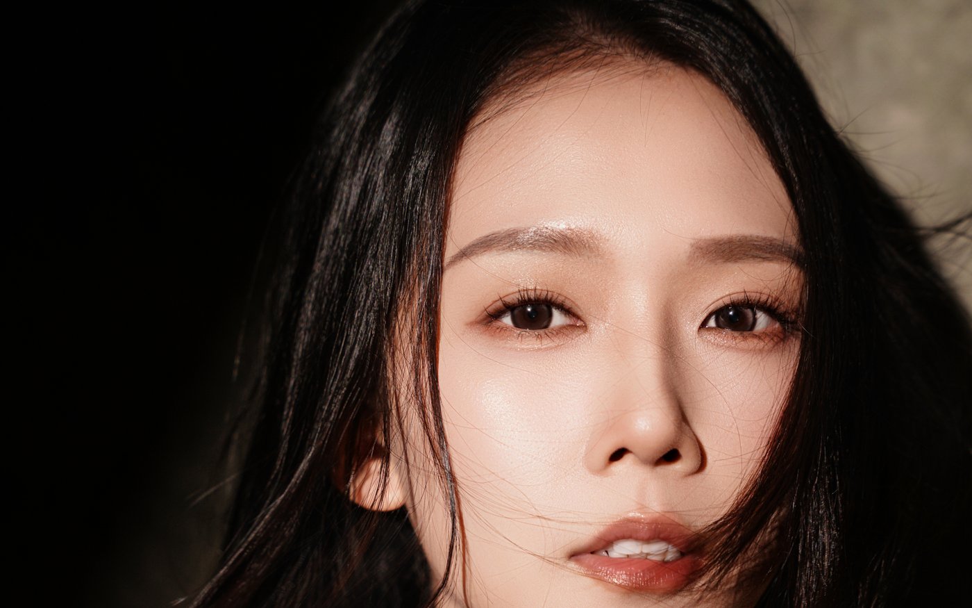 Nicole Tan 直视镜头的近景肖像