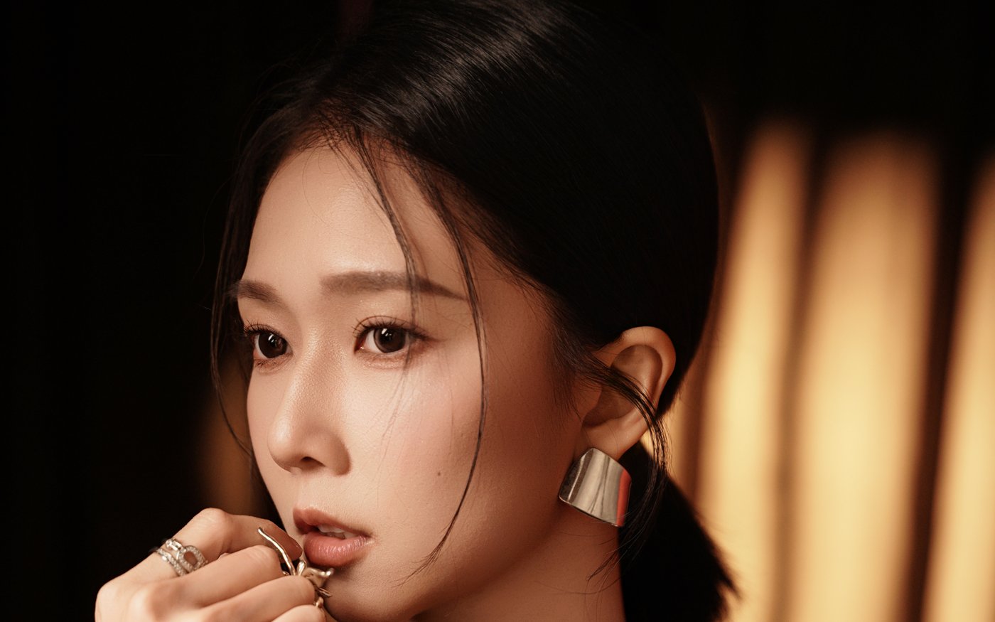 Nicole Tan 侧脸近景肖像