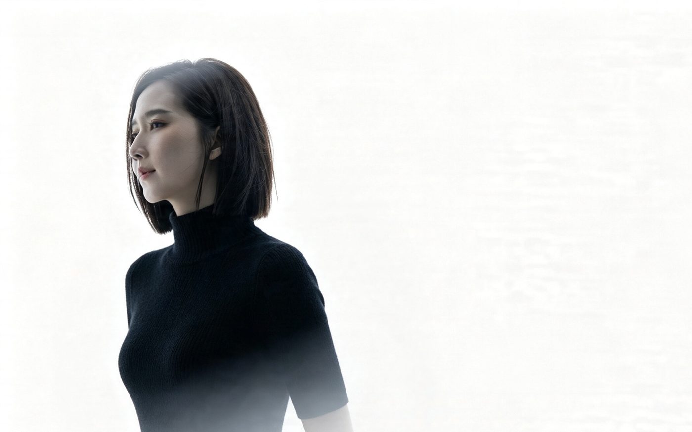 Nicole Tan 站在白色薄雾中的侧影